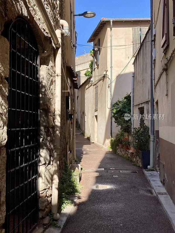 法国- Côte d 'Azur - Antibes -老城区的小街